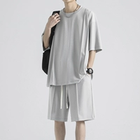 Светло-серый костюм с короткими рукавами