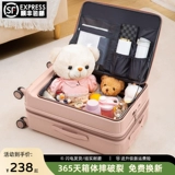 Вместительный и большой чемодан для путешествий