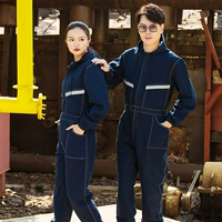 Комбинезон из плотного денима с капюшоном и светоотражающими полосками.