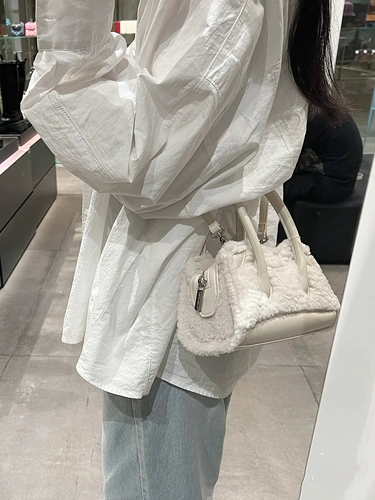 Демисезонная сумка через плечо