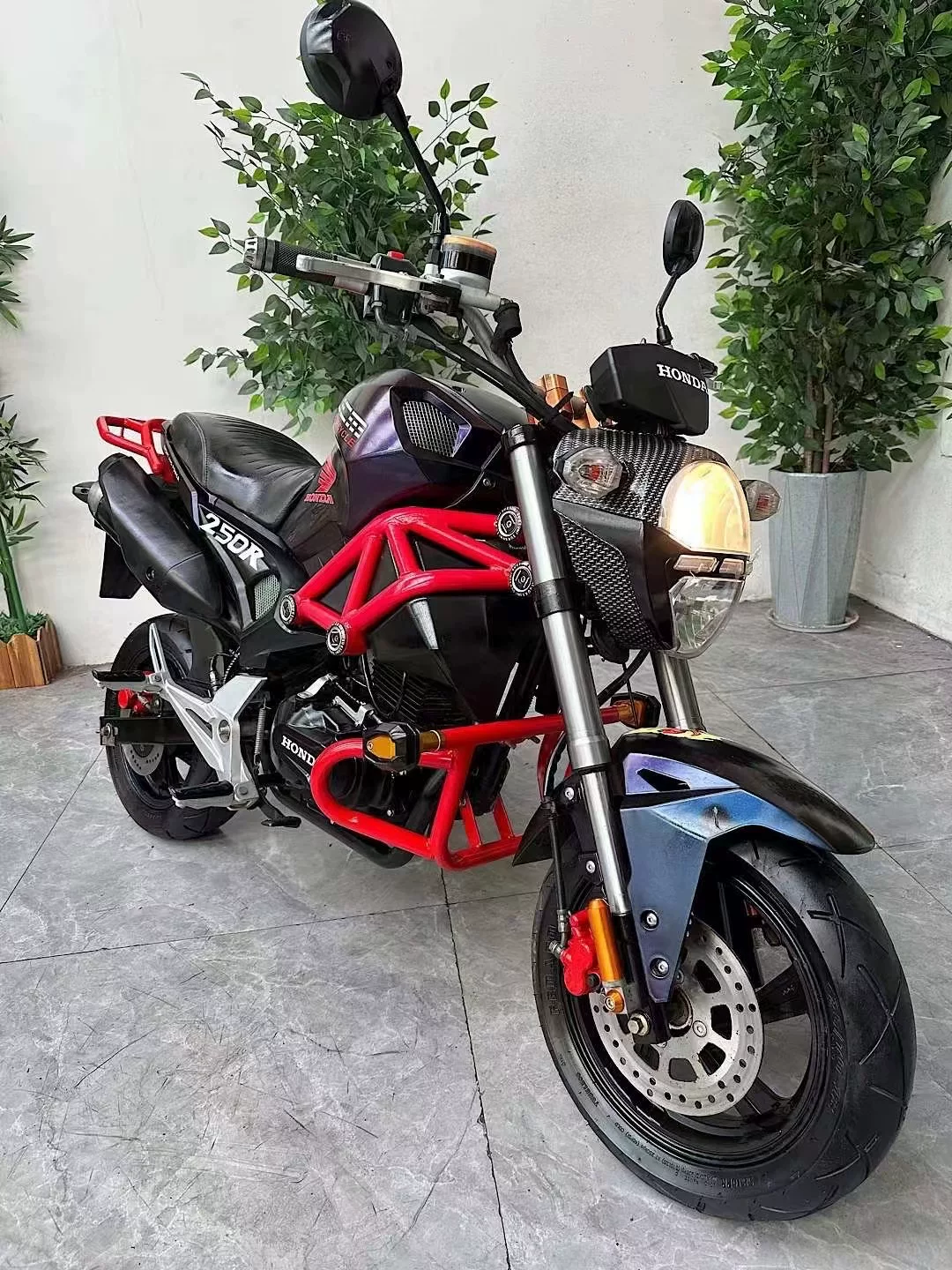 Новый Guosi Silver Silver сталь Маленький монстр 150cc топливная Street Car Honda Маленькая обезьяна ретро мотоцикл