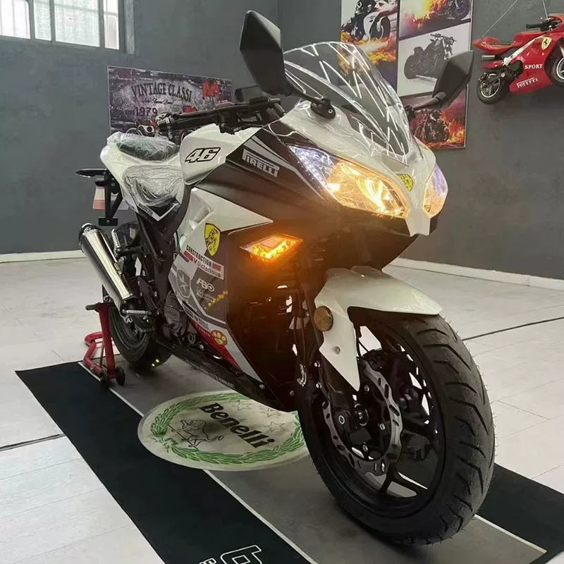 Мотоцикл Kawasaki Ninja R3 — спортивный взрослый байк, несколько цветовых вариантов, разрешён для регистрации
