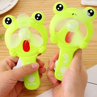 Светло -зеленая рука лягушка с вентилятором 10