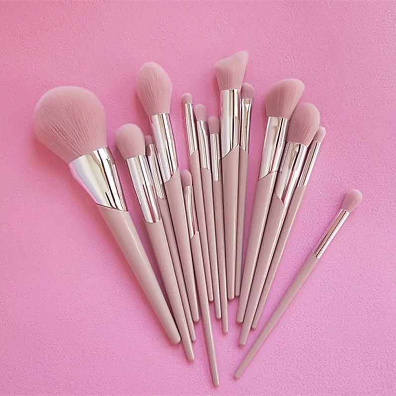 Fuchsia brush drop-shaped for contouring