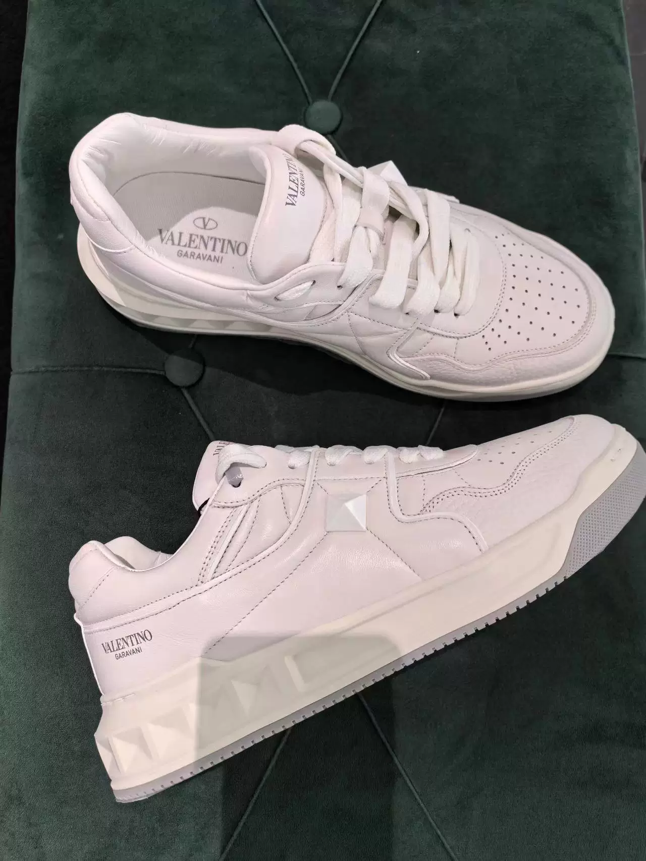 Белые низкие туфли на отдых для мужчин и женщин Valentino