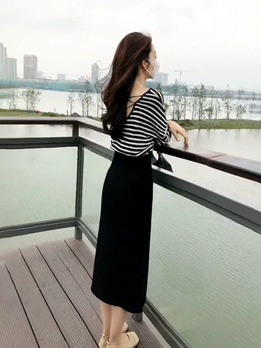 Летняя футболка, юбка в складку, комплект, коллекция 2023, с открытой спиной, с акцентом на бедрах