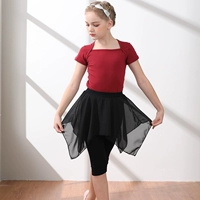 Бордовая юбка, короткий рукав