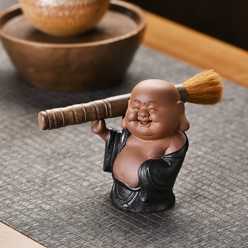 Творческая ручка и смех Будда может поддержать маленький монашый чай, чтобы сыграть в чайных аксессуарах и чае
