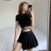 Lisa diện cùng áo crop top buộc chéo kiểu hip-hop jazz + chân váy xếp ly chiến thuật phù hợp - Bộ đồ Bộ đồ