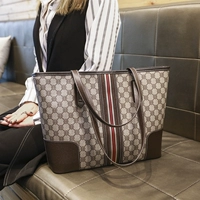 Коричневая лента имеет купе назад, чтобы вытащить цепную сумку