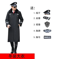 Черное пальто безволосого воротника с аксессуарами с большой кратой шляпой