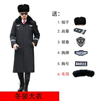 Черное пальто имеет волосатый воротник с аксессуарами с хлопковой шляпой