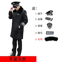 Черное пальто имеет волосатый воротник с аксессуарами с большой кратой