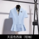 Лазурная мини-юбка, пиджак классического кроя
