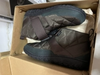 Домашнее место темно -коричневых мужчин