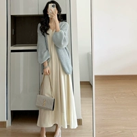 Синий кардиган, абрикосовое платье-комбинация