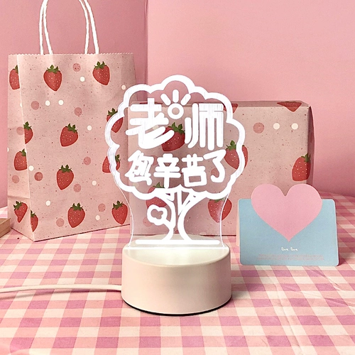 Подарок на день рождения женщина, дающая девочкам прекрасные группы