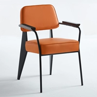 Два выстрела с оранжевой лицом черной ноги.