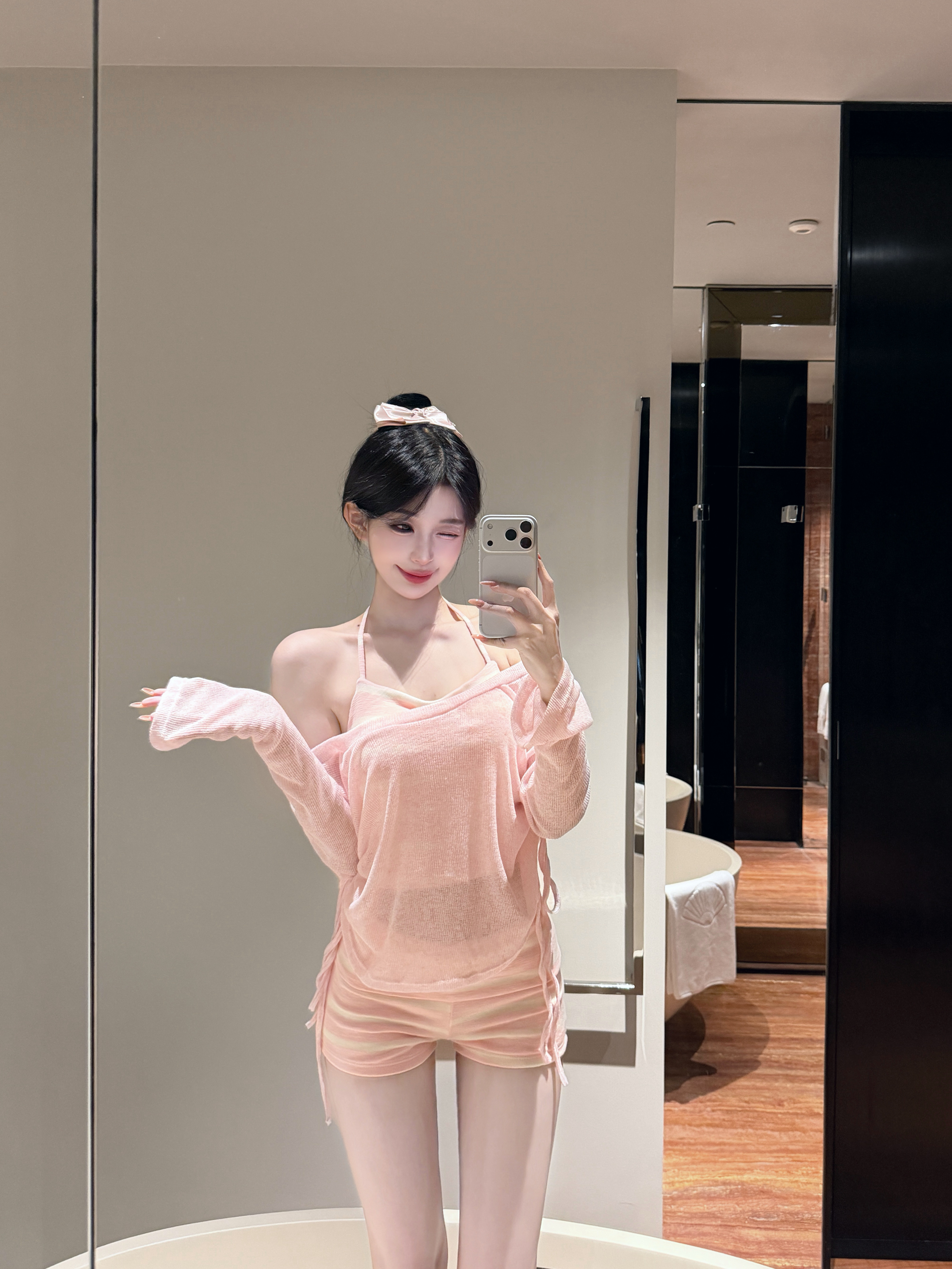 Set bikini tali leher gaya Perancis musim bunga musim panas 2026, penyokong dada kecil, mencerahkan kulit, seluar renang potongan lurus