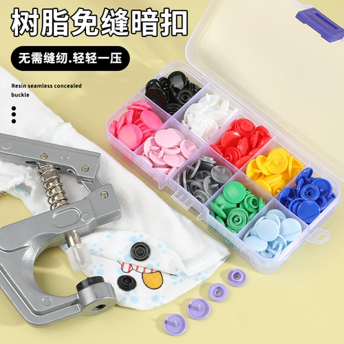 Нажмите на застежку швейного гвоздь, детская одежда невидимая темная пряжка Мать Прета по курсам руки, рука с детской пряжкой для детей Пряжка