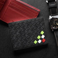 Подкладка из тканой красной кожи зеленого, белого и красного цветов.