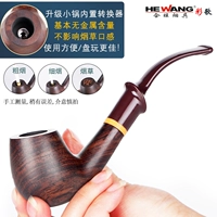 Ebony San использует коричневую ручку сигарет