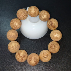 листья аквиларии