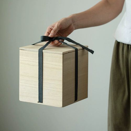 Подарочная коробка Яджи Холла упаковка не продается отдельно