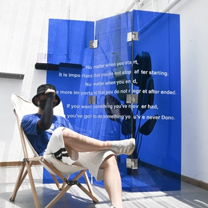 Рекламный парк Магазин одежды Акриловый экран Klein Blue Складная мобильная перегородка Дисплейная доска на заказ