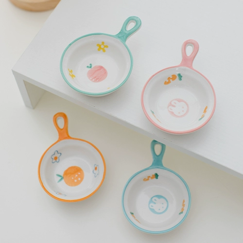 Рука -сделан милый маленький кролик погружение в дом Щелка маленькая тарелка керамическая горячая горшка приправка в стиле соевого соуса уксус