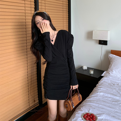 taobao agent Autumn retro black dress, mini-skirt, plus size, V-neckline, puff sleeves, hip-accented