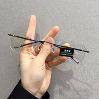 Рамка пистолета прозрачная, обесцвеченная, серая, неполяризованная