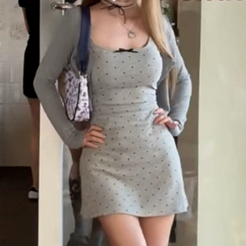 Летнее платье, с акцентом на бедрах