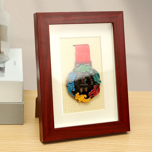 Держите марафонскую медаль на стойке Золотую медаль Чартерной картер