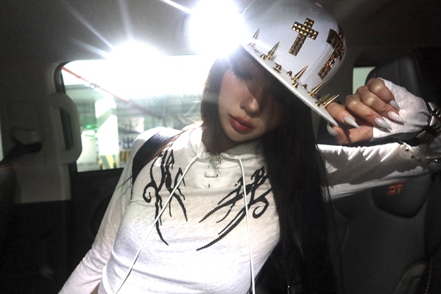 RHINESTONE SNOWFLAKE HOODIE T-SHIRT image 8
