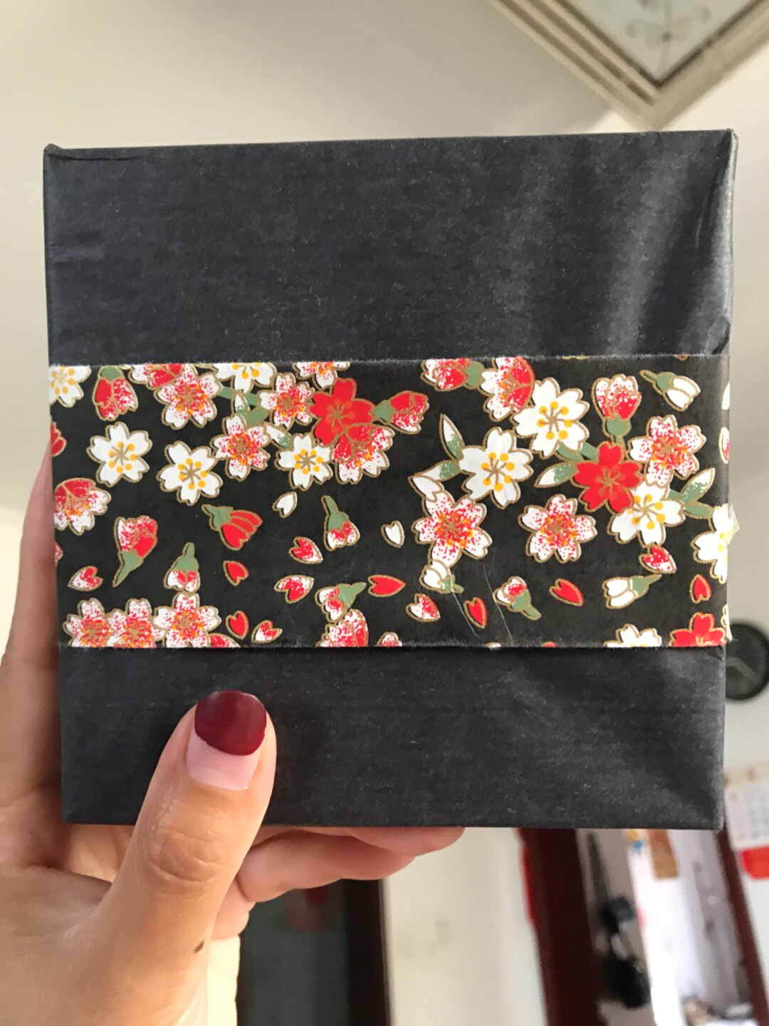 硬纸筒的外包装避免快递途中挤压变形,收到之后非常完美.会回购