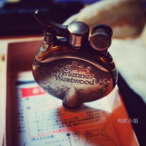 

Керосиновая зажигалка Vivienne Westwood Sold Out