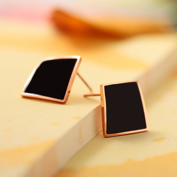 

Гвоздики The only cool M185 18K