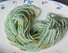20016 - 17 партий натурального изумруда A Двухцветные шариковые ожерелья, особенно маленькие шариковые ожерелья 3,5 мм диаметр