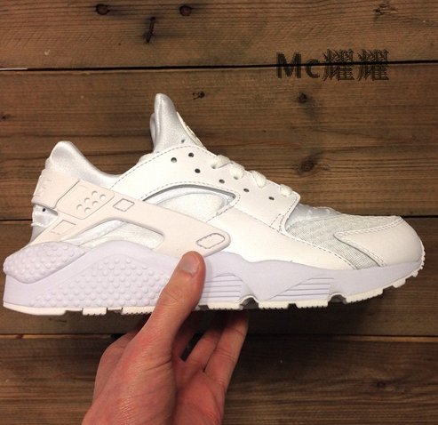 

Кроссовки Nike AIR HUARACHE TRIPLE WHITE