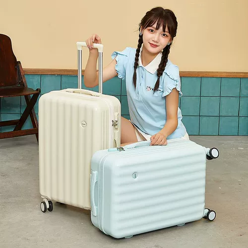 Свежий универсальный вместительный и большой чемодан на колесиках