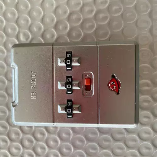 Чемодан, замок, аксессуары