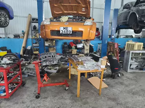 Ремонт двигатель двигатель с крупной ремонтной кронштейной двигатель.