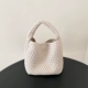 Белая маленькая сумка через плечо, бретели, плетеная небольшая сумка