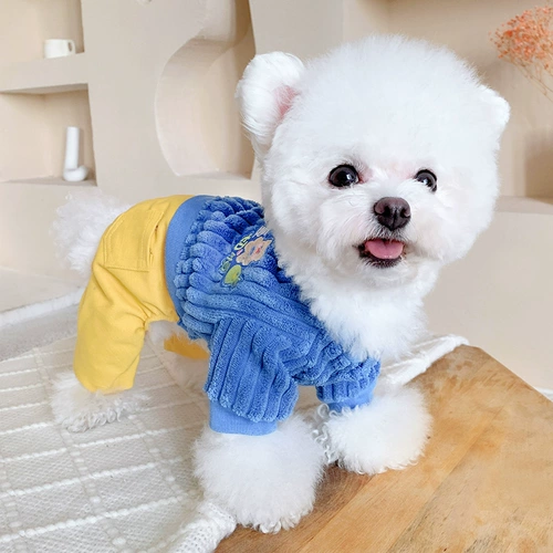 Ядра с вертикальной полосой -лампами в зимней четырехдух