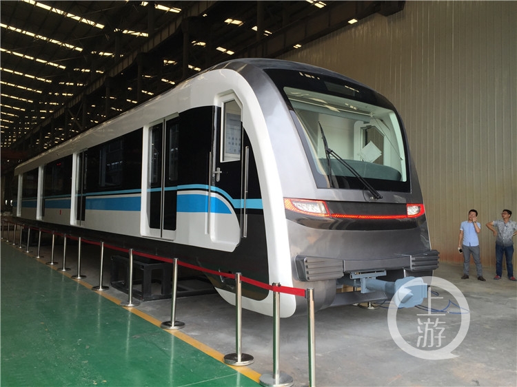 目前,重庆轨道交通环线,5号线的第一列列车已完成组装,正在车辆制造厂