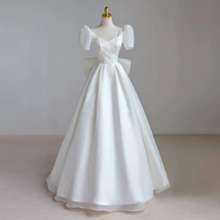 Французская легкая свадебная невеста из двери, чтобы зарегистрировать маленькую белую юбку