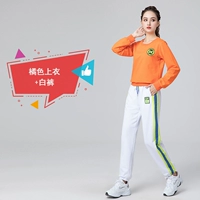 Оранжевый лонгслив, белые штаны