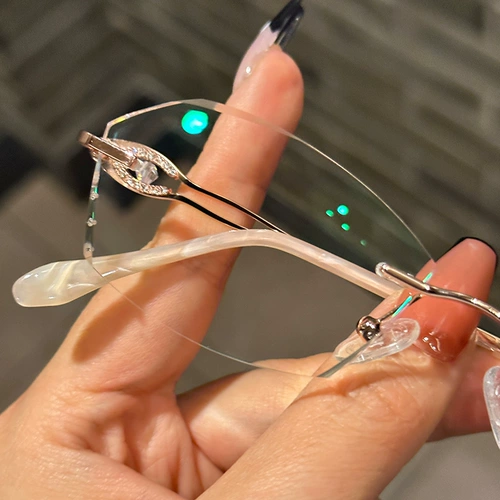 Бесплатные очки миопии женская пограничная красота граница степень может быть оснащена супер -светлой корейской издание прилив чистые желательные рамки глаза