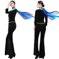 Черный лонгслив, громкоговоритель, бархатные штаны-клёш